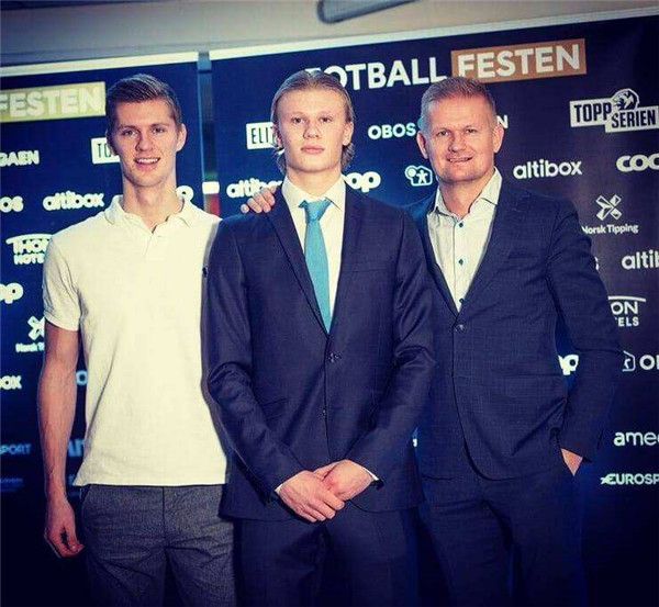 卡尔更新社媒，内容包含双手下压庆祝照